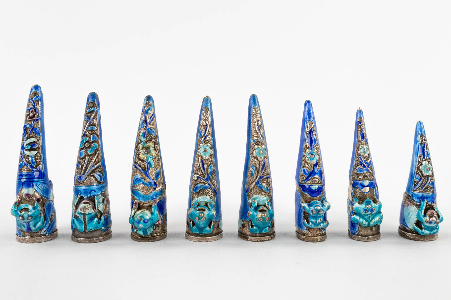 Een collectie van 8 Chinese nagelbeschermers, 19de eeuw. (D:5,6 cm)