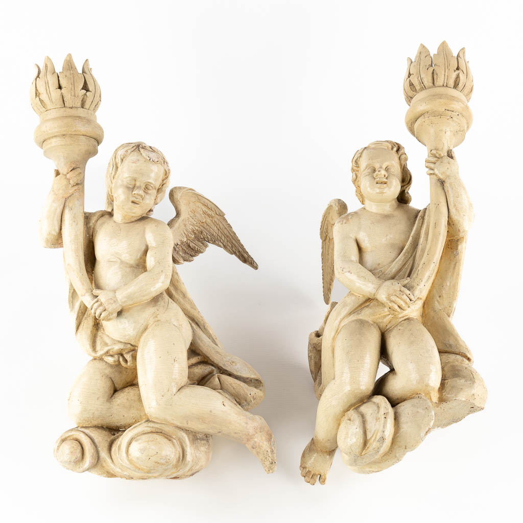 Een paar antieke engelen met kaarsenhouders, houtsculptuur wit gepatineerd, 18de eeuw. (W:32 x H:59 cm)