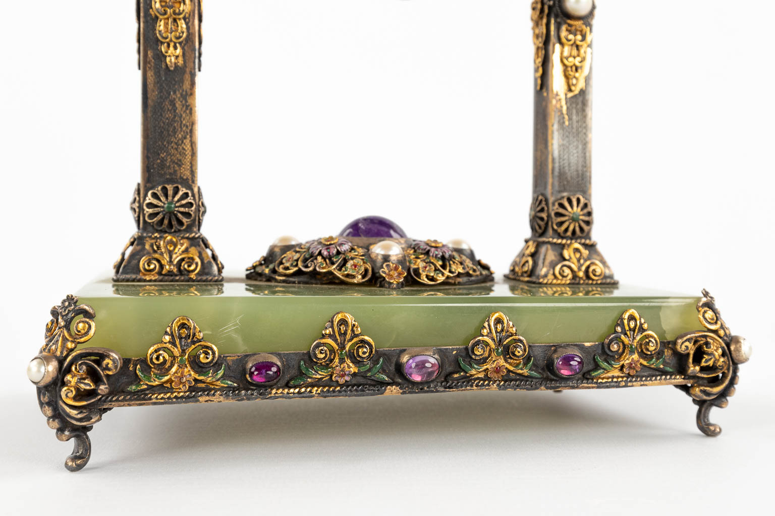 A mantle clock, silver and gold-plated metal and decorated with stone and onyx, pearls. Circa 1900. (D:10,5 x W:16 x H:25 cm)