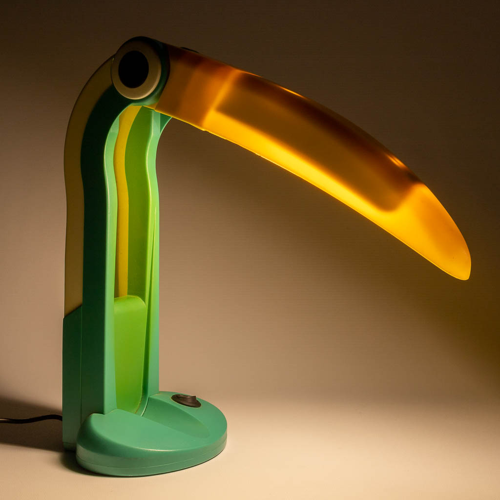 Fantasia Verlichting, een tafellamp in de vorm van een toekan. Laat 20ste eeuw. (L: 13 x W: 13 x H: 29 cm)