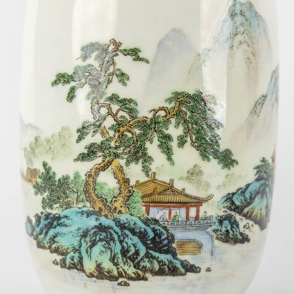 Een paar Chinese vazen met decor van een berglandschap. 20ste eeuw. (H:24 x D:14 cm)