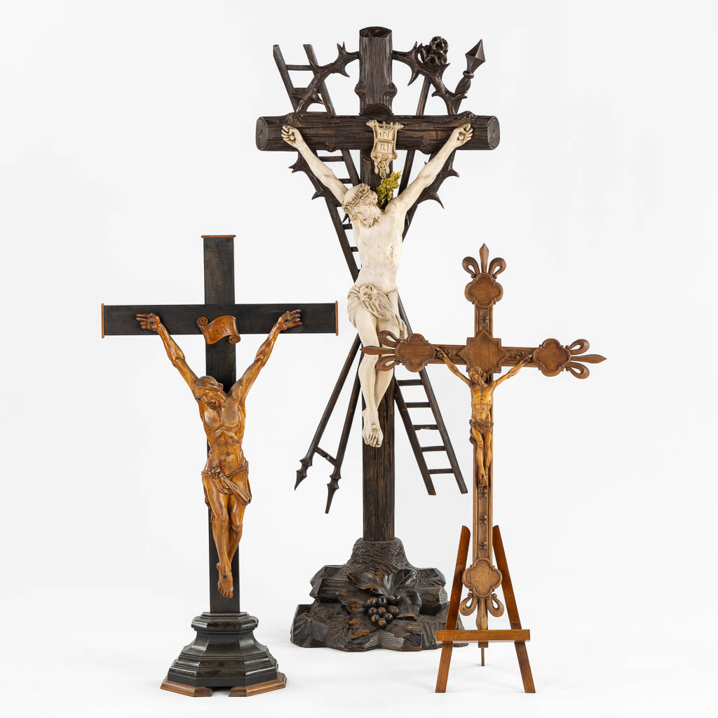 Lot 509 Drie grote kruisbeelden, gesculpteerd hout en gips. (W:46 x H:115 cm)