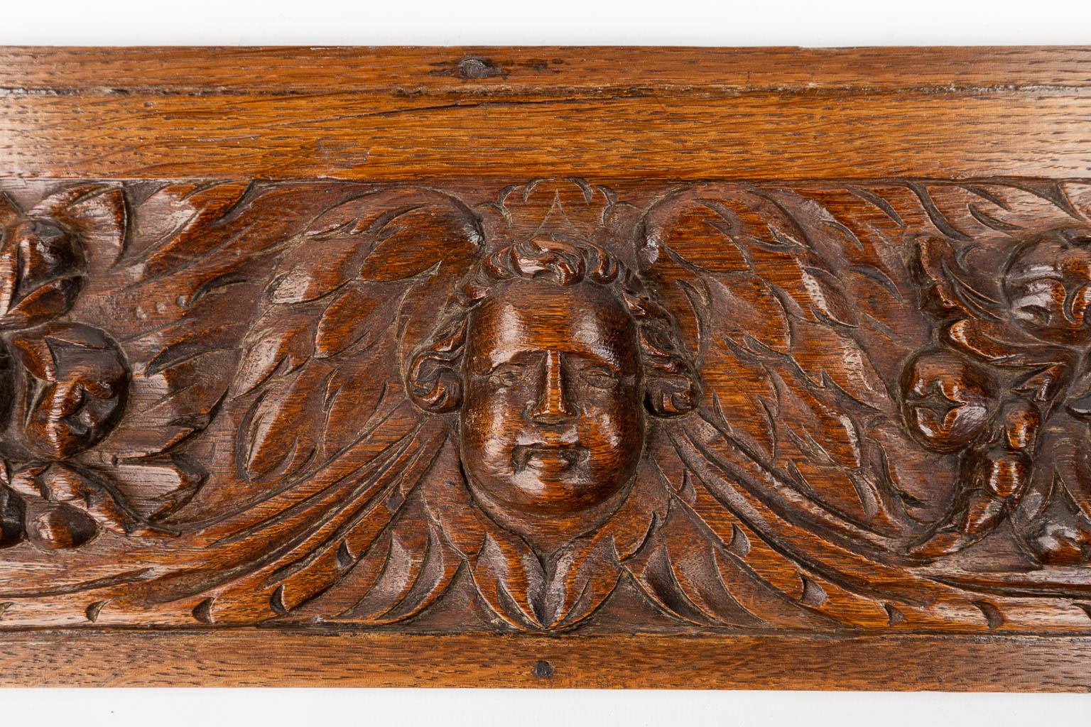Een grote collectie antieke panelen, onderdelen en houtsculpturen, 16de tot 18de eeuw. (H:98 cm)