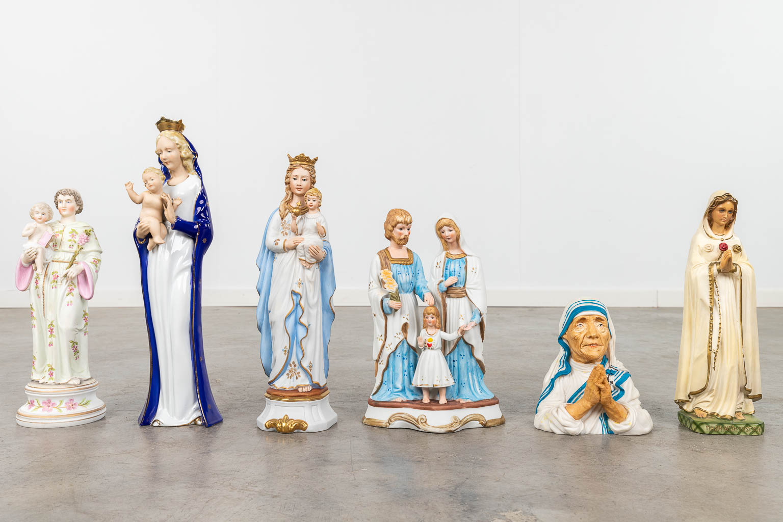 A collection of 11 holy figurines, porcelain, plaster. (H: 46 cm)