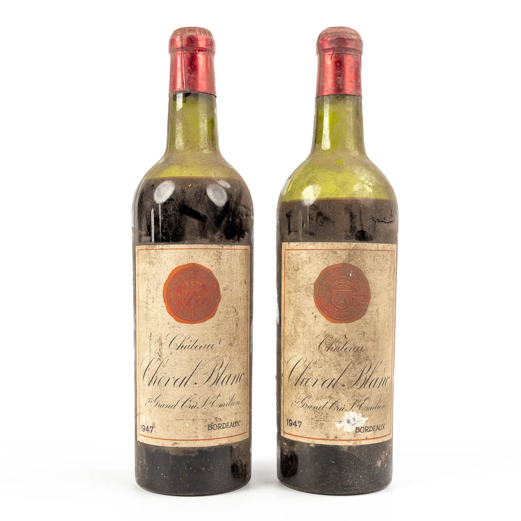 Een collectie van 2 flessen wijn 'Château Cheval Blanc', 1947.