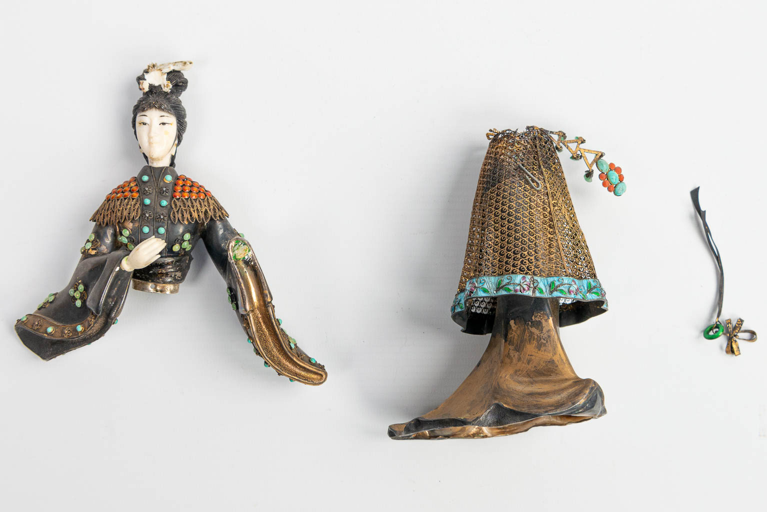 Een collectie van 4 dames met wapens en muziek gemaakt uit zilver, afgewerkt met filigraan, closionné email, koraal en edelsten