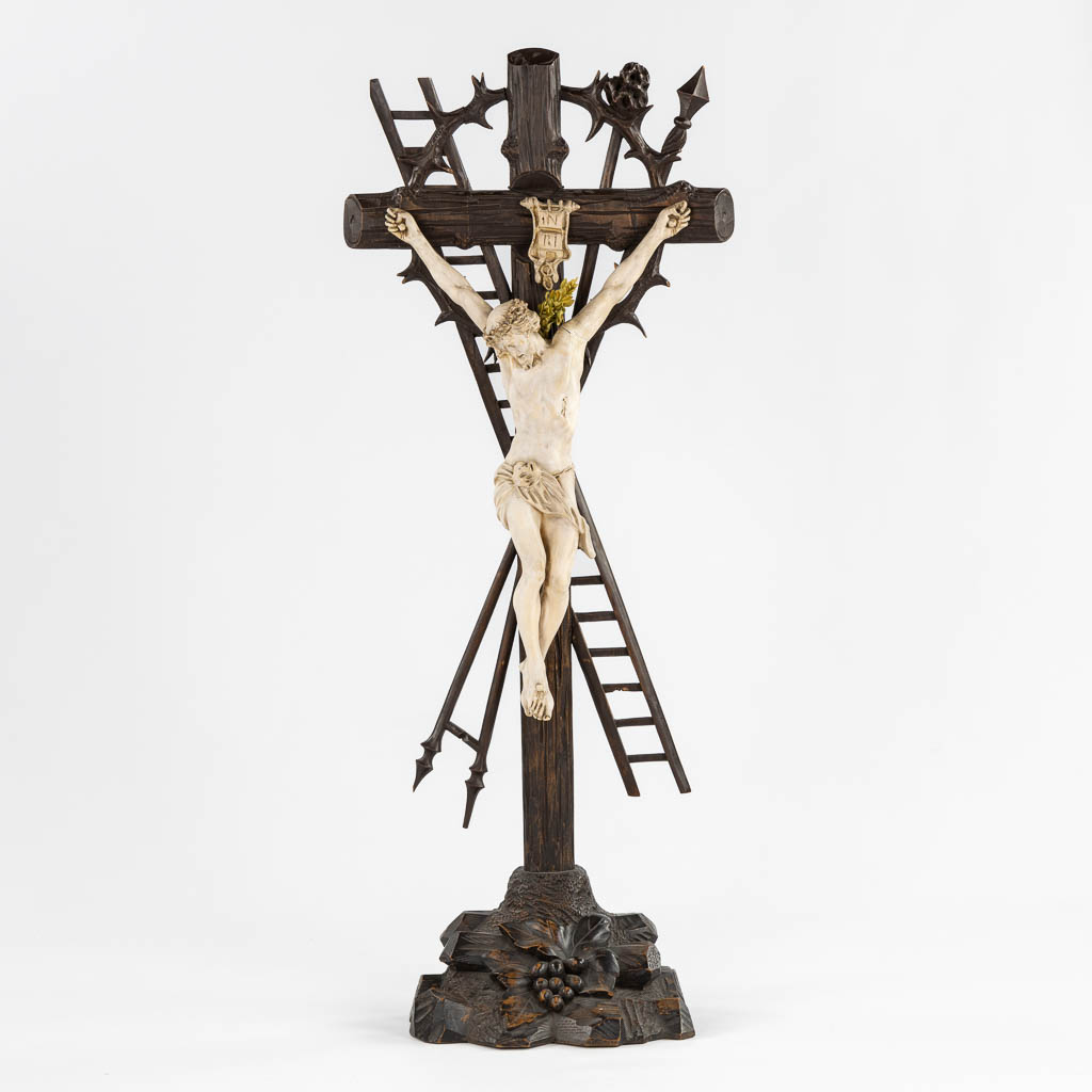 Drie grote kruisbeelden, gesculpteerd hout en gips. (W:46 x H:115 cm)