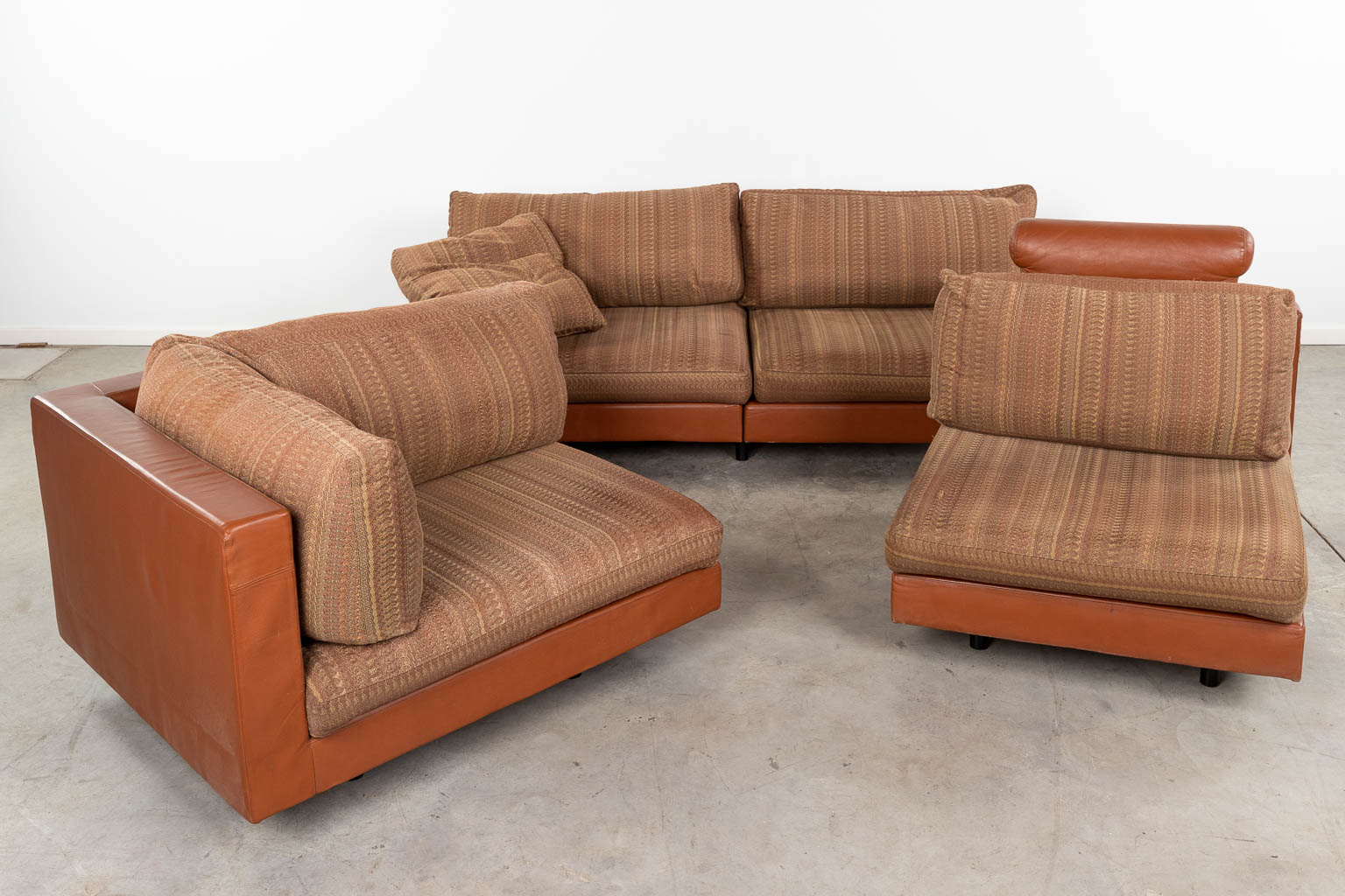  Antonio CITTERIO (1950) A large sofa for B&B Italia, fabric and leather. 