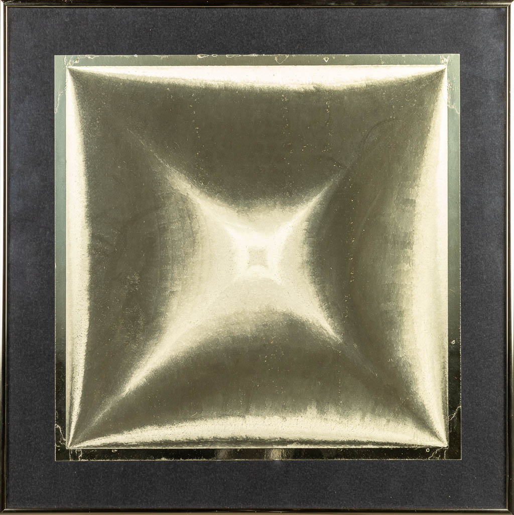 Onleesbaar gesigneerd, een abstract kunstwerk met geometrische vormen in goud. (35 x 35 cm)