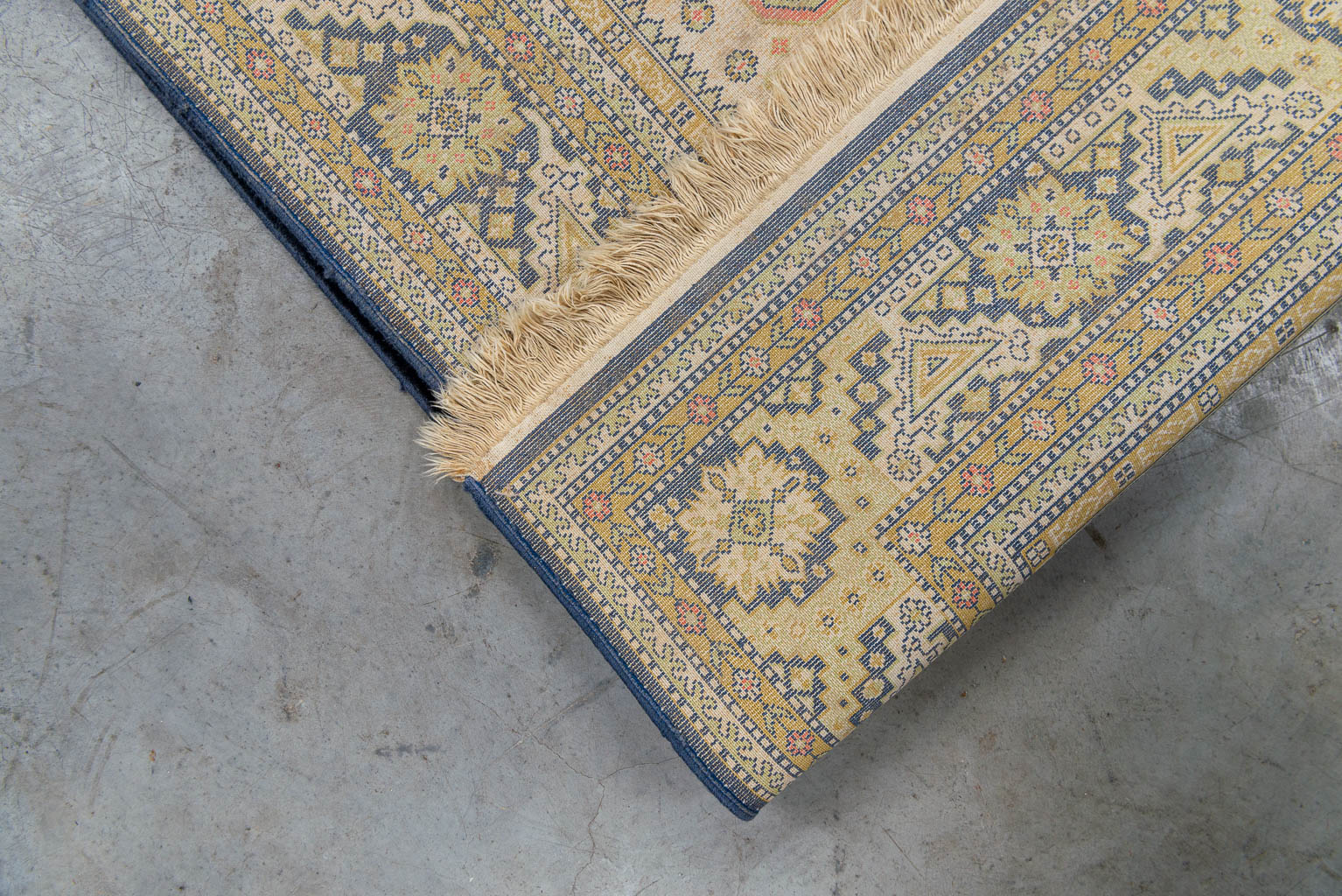 Een tapijt gemaakt uit zijde, machinaal gemaakt. (170 x 102 cm)