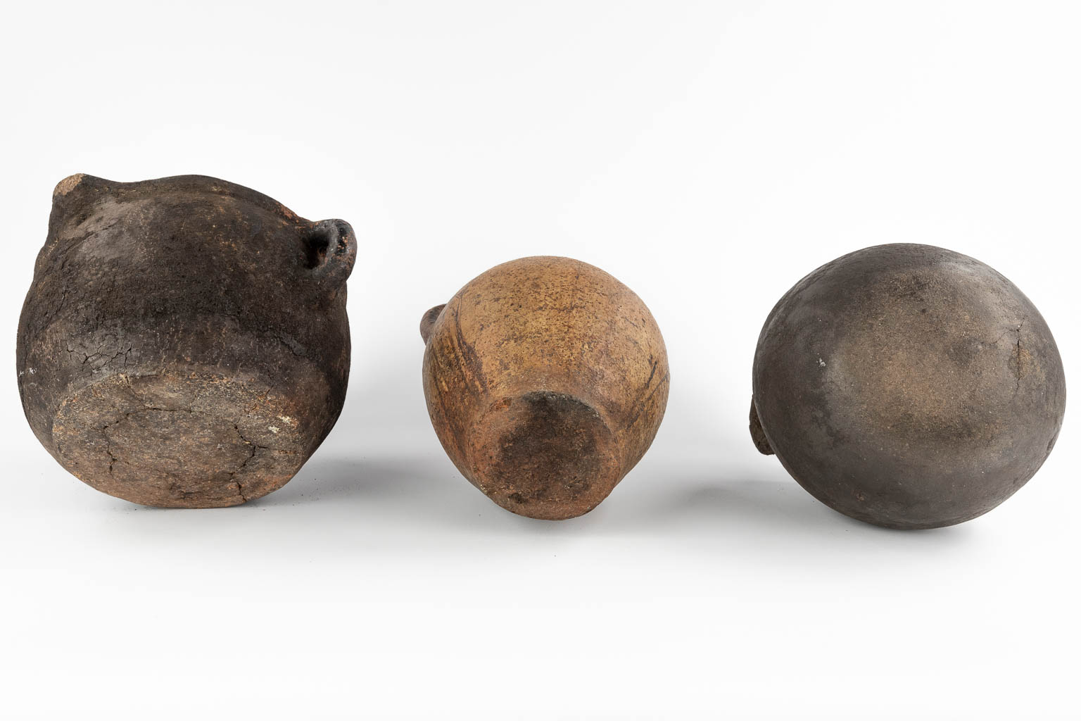 Drie antieke kruiken. (D:22 x W:24 x H:27 cm)