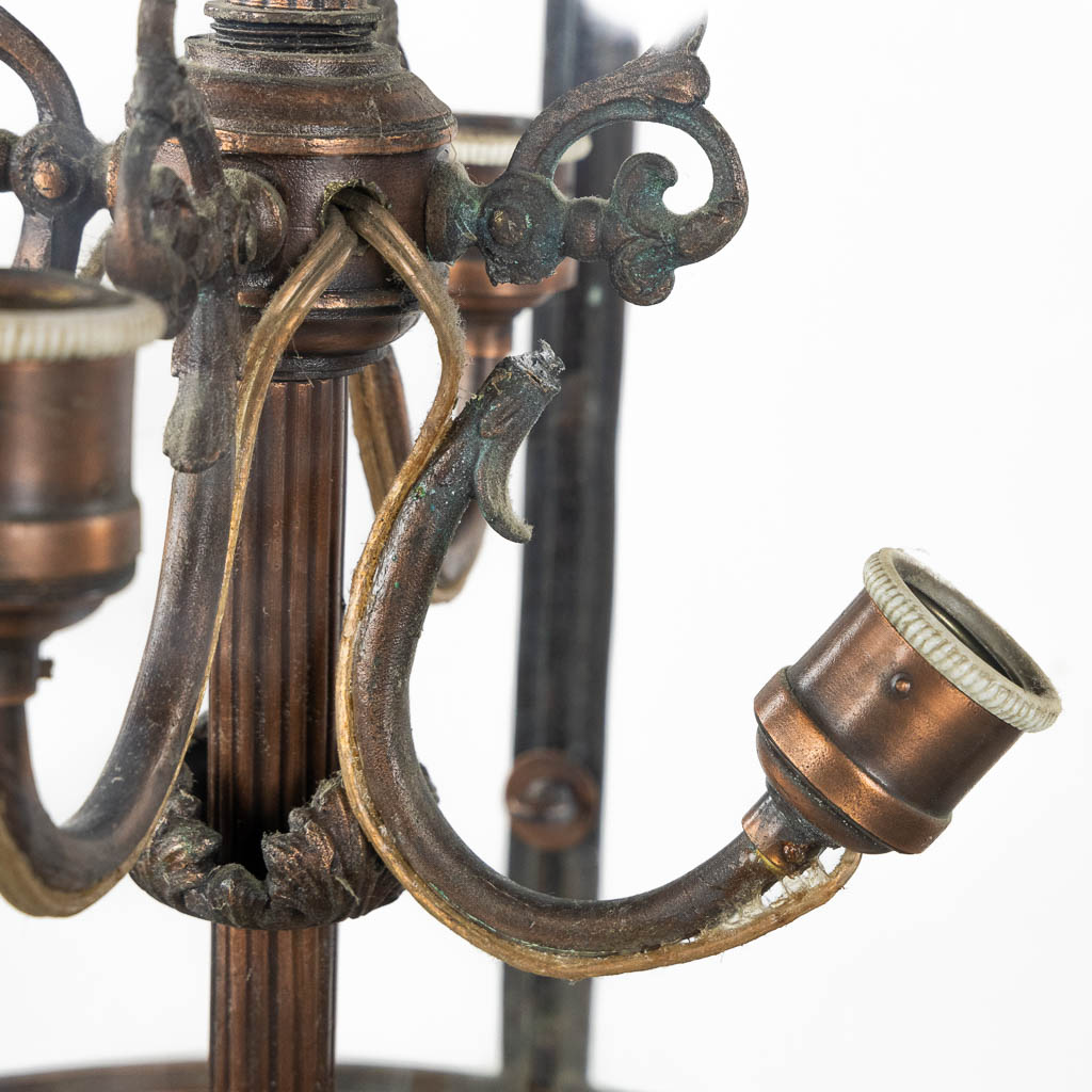 Een grote Lantaarn, gepatineerd metaal en glas. Circa 1900. (H:144 x D:45 cm)