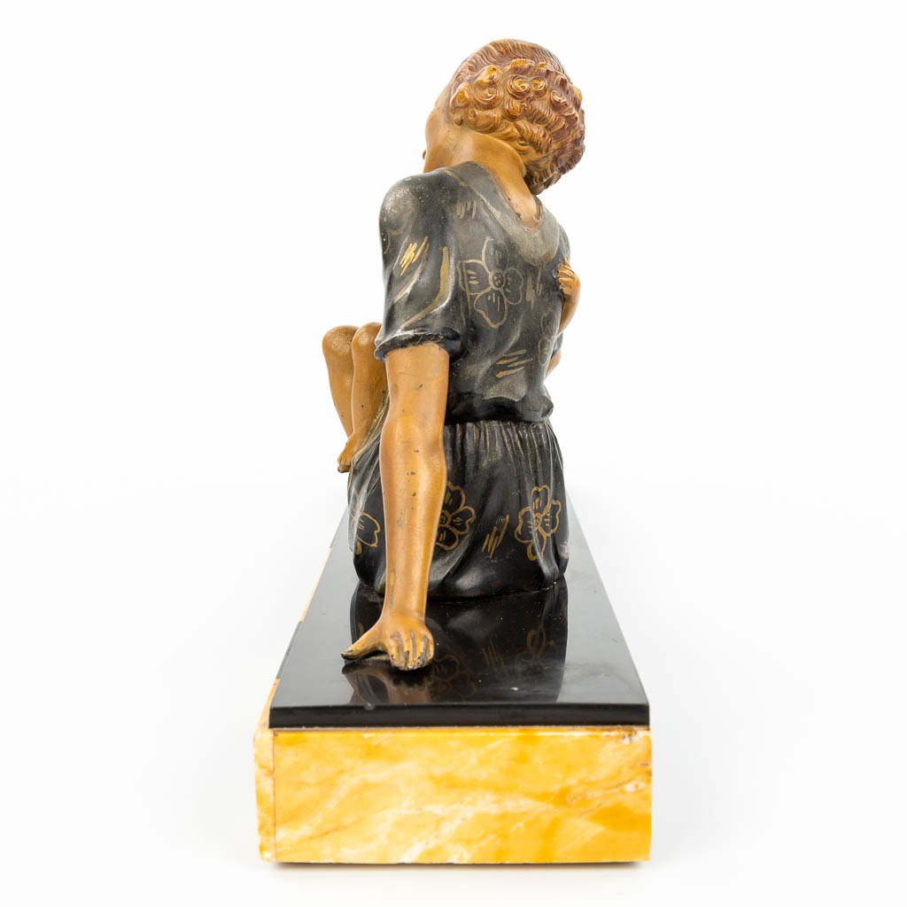 An art deco style statue of a woman with child and her dog, made of spelter and mounted on a marble base. (H:26,5cm)
