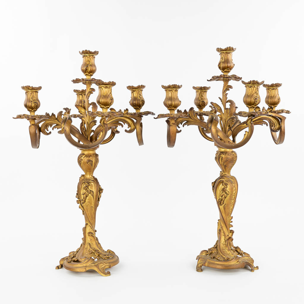 Een paar kandelaars gemaakt uit verguld brons in Rococo stijl. (H:58cm)