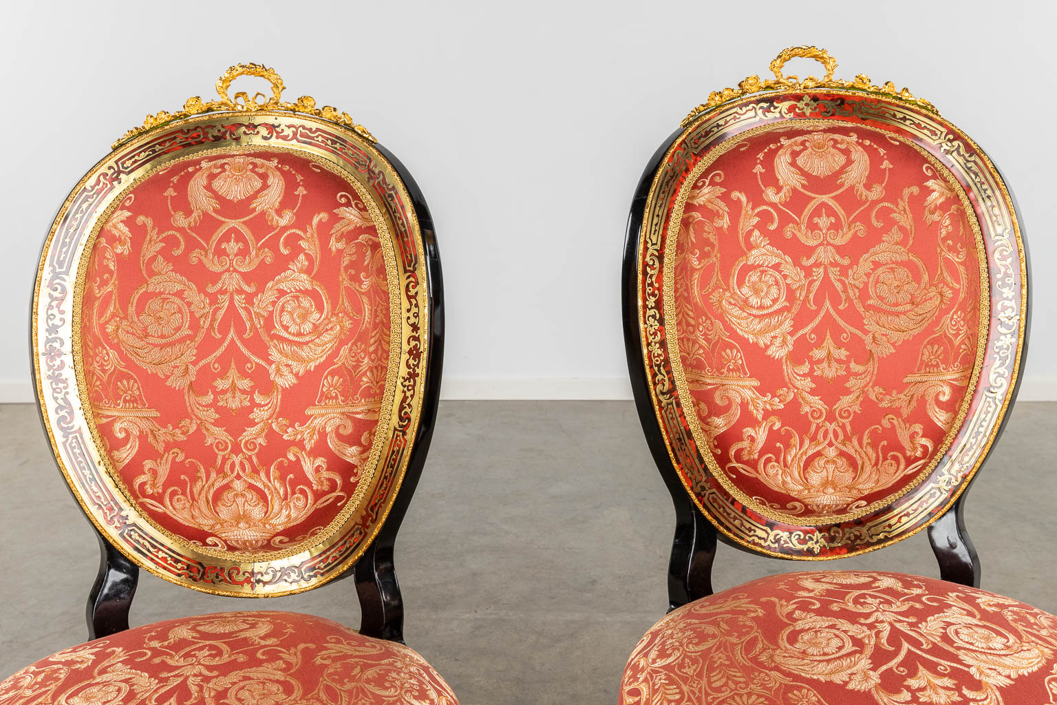 Een paar stoelen in Boulle, koper- en schildpadinlegwerk. Napoleon 3, 19de eeuw (D:56 x W:50 x H:97 cm)