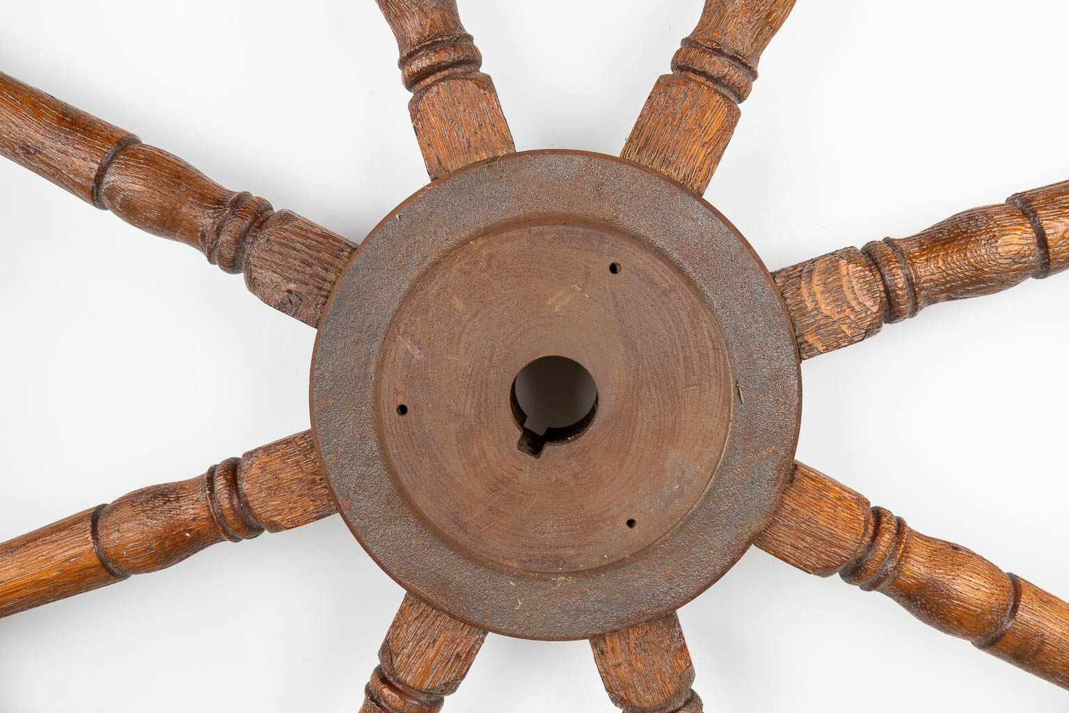 Een groot stuurwiel voor een schip, gemaakt uit hout. (D:151 cm)