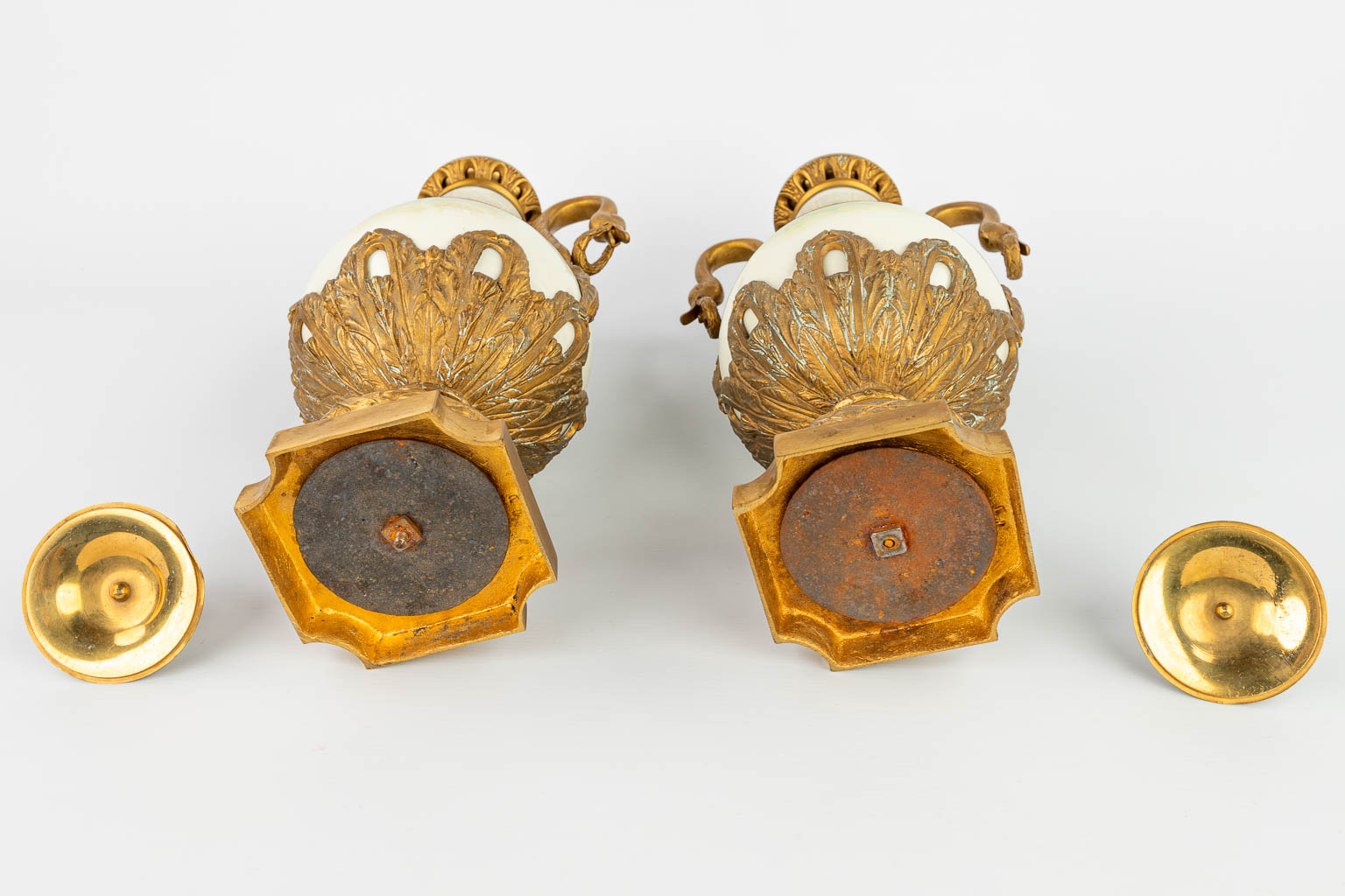 Een paar cassolettes gemaakt uit porselein en gemonteerd met brons, afgewerkt met zwanen. (H:50cm)