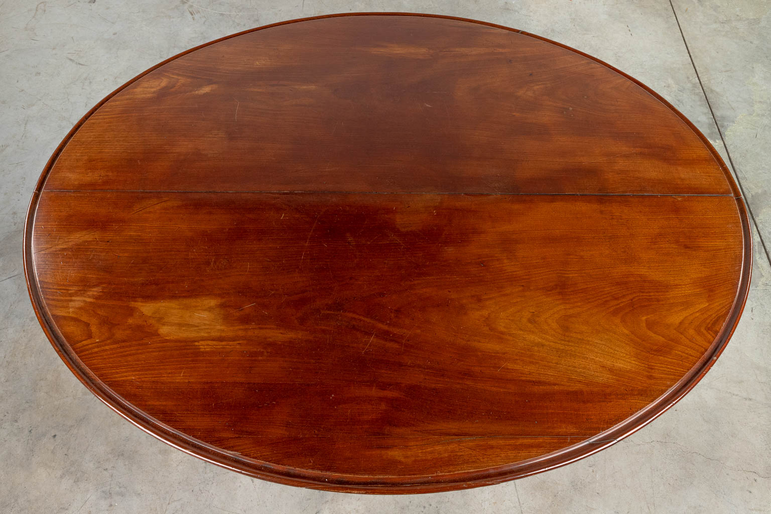 Een uitschuifbare tafel gemaakt in Louis Philippe stijl. 19de eeuw. (H:76cm)
