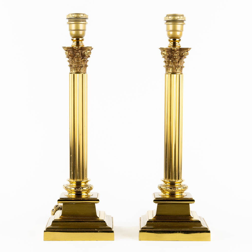 A decorative pair of table lamps with Corinthian pillars. (L:15 x W:15 x H:48 cm)