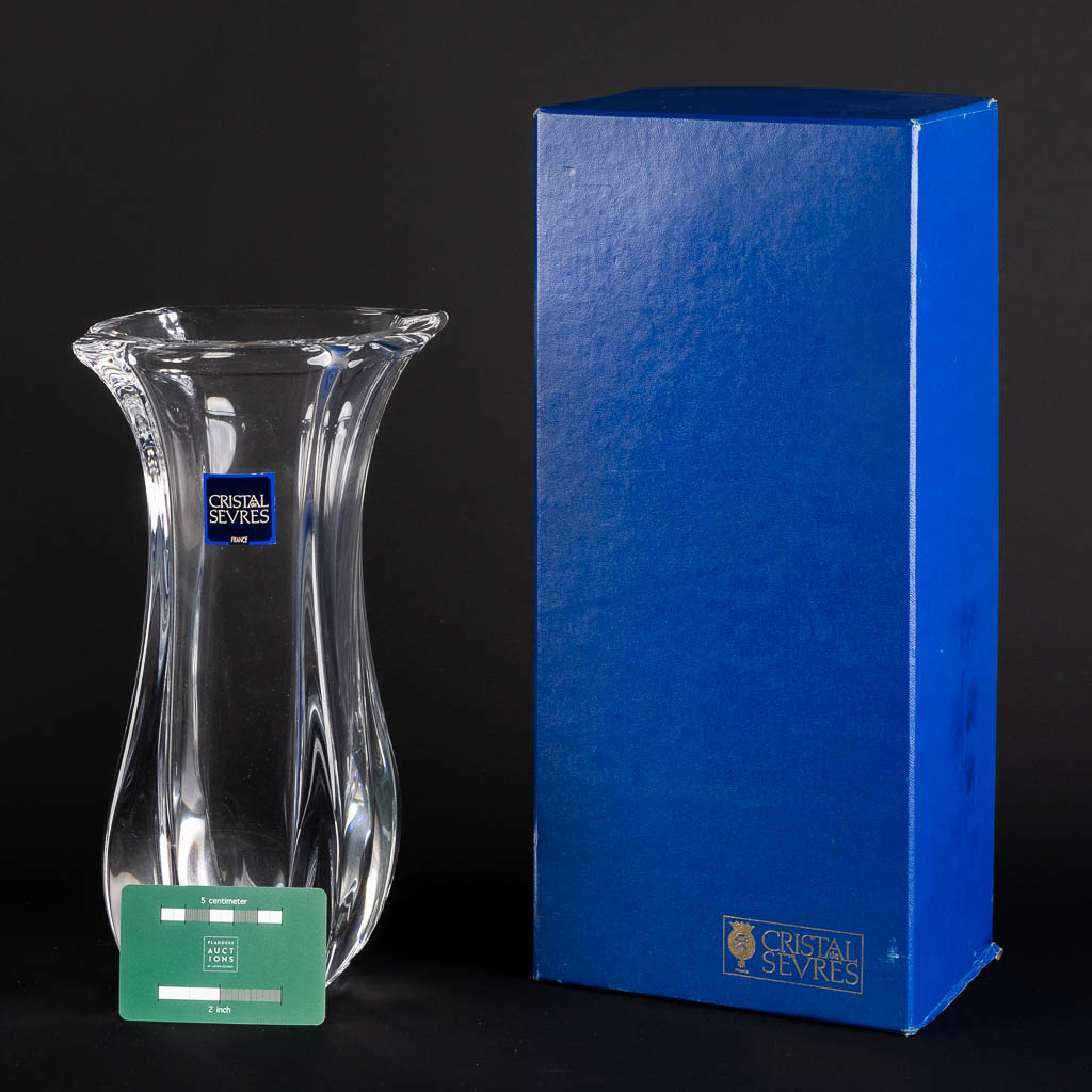 Cristal De Sèvres, een grote kristallen vaas. (L:15 x W:18 x H:28 cm)
