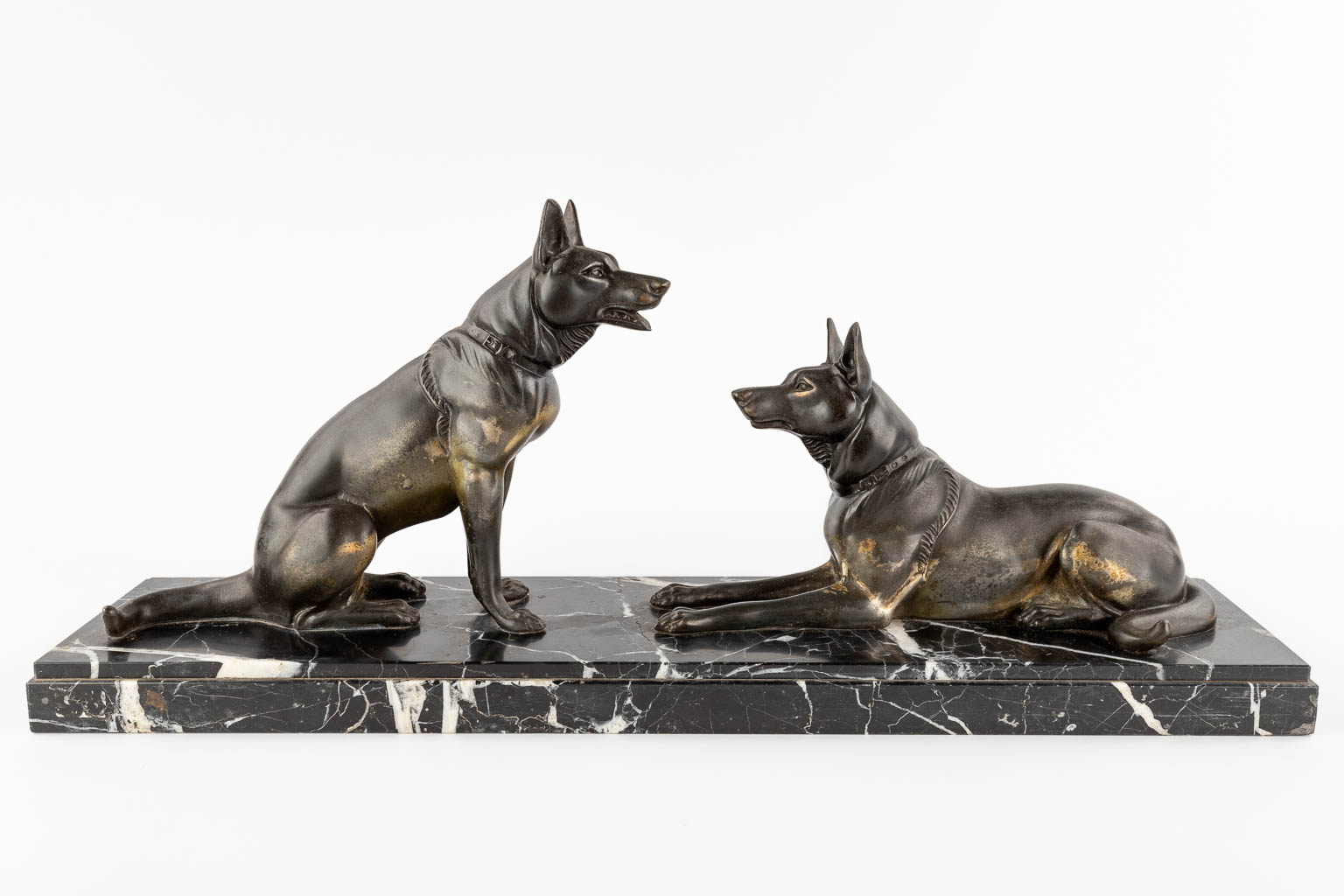 Herten en honden, twee beelden, kunstbrons op marmer. Art Deco. (D:12,5 x W:66 x H:42 cm)