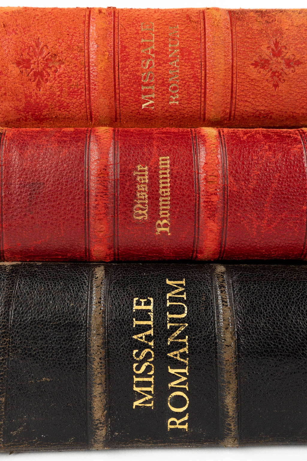 Drie Missal Romanum misboeken, 20ste eeuw. (D:7 x W:25 x H:32 cm)