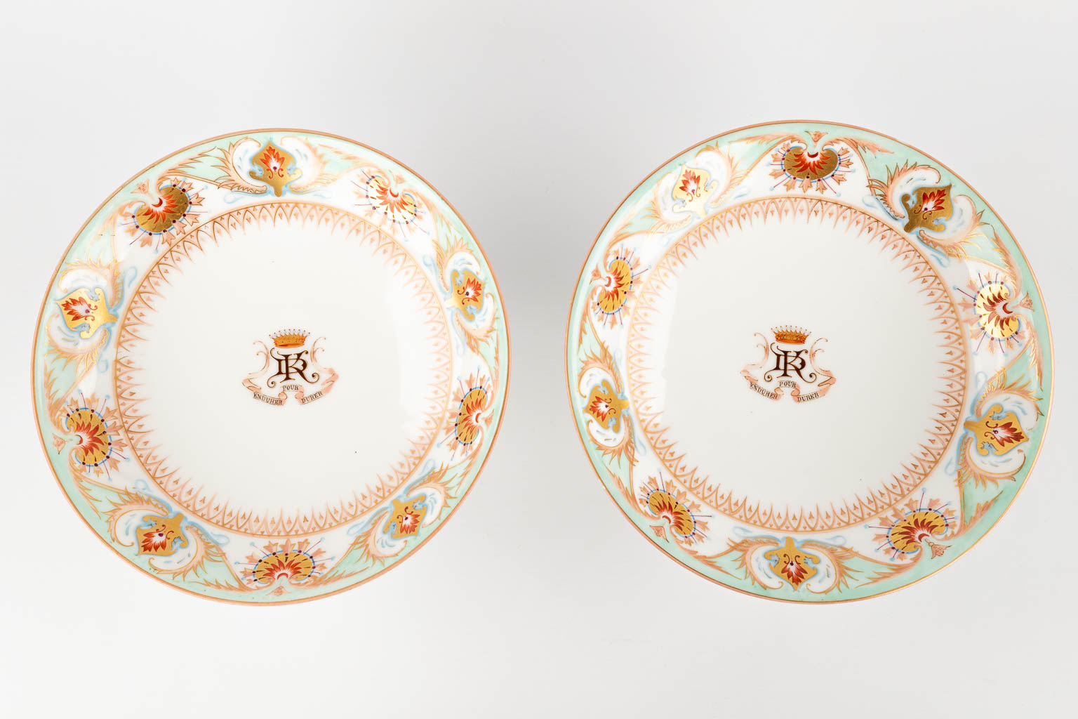 Een collectie van twee tazza en 6 borden, Graaf De Kerckhove, Brussel 19de eeuw. (H:13,5 x D:22,5 cm)