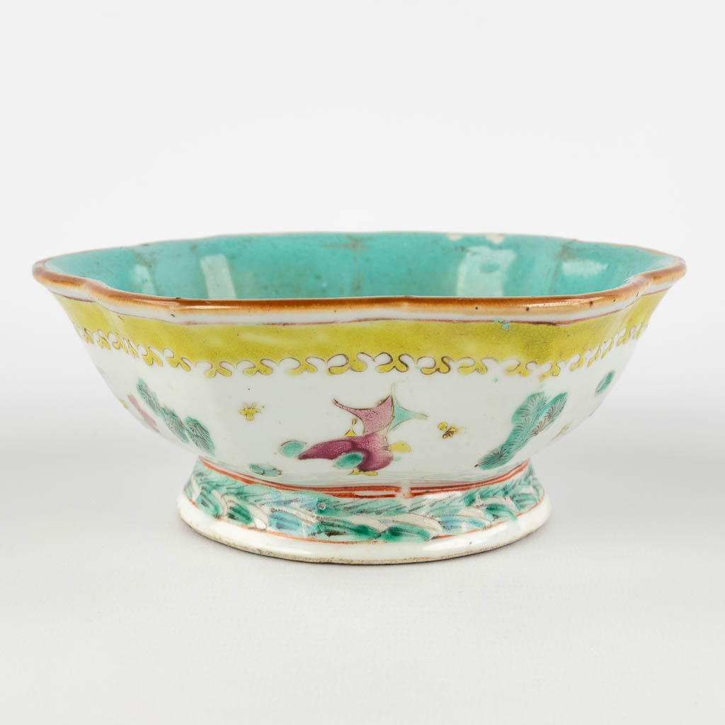 A Chinese bowl decorated with koi, 19th/20th C. (H:6,5 x D:16,5 cm)