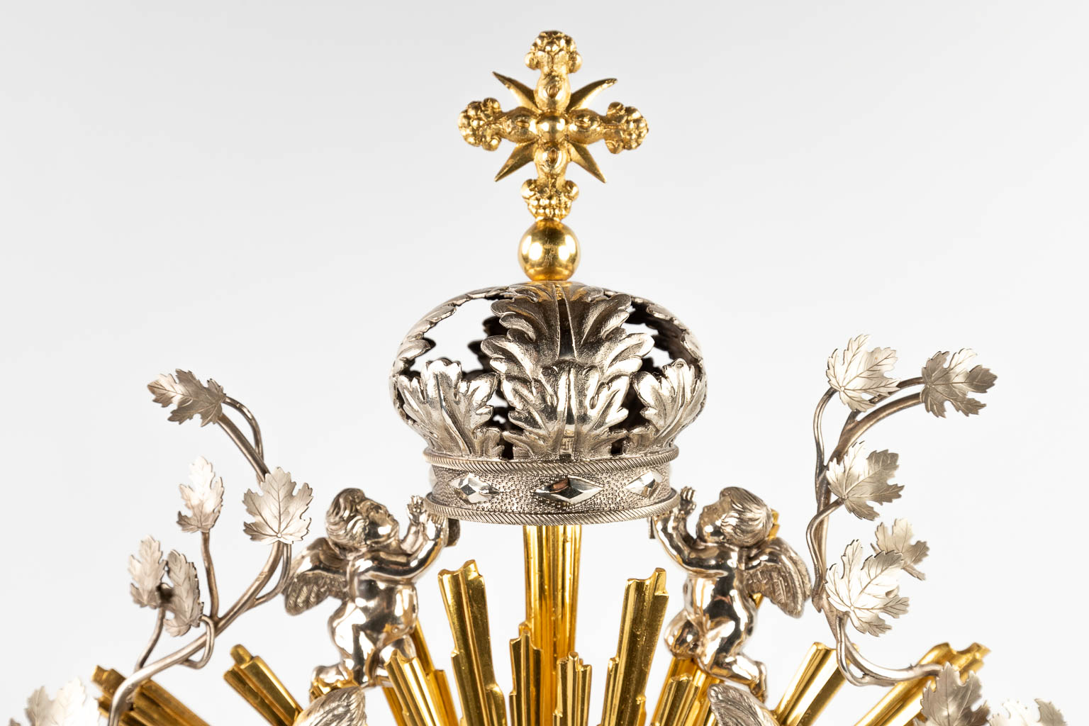 Een grote stralenmonstrans, zilver afgewerkt met engelen, korenaren en druivenranken. België, 19de eeuw. (D:20 x W:30 x H:62,5 