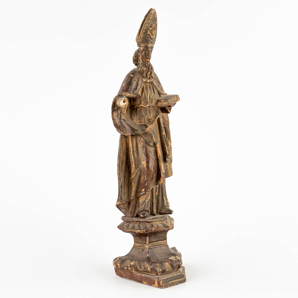 Een antieke houtsculptuur van Heilige Augustinus, 17de/18de eeuw. (D:6 x W:7 x H:27 cm)