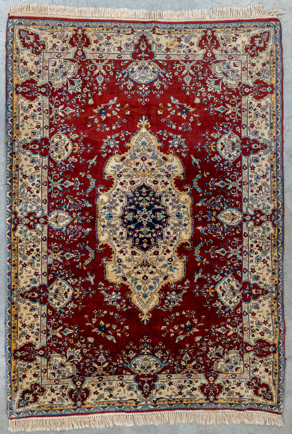 Een Oosters, handgeknoopt tapijt, Kashmir, Pakistan. (201 x 141 cm)