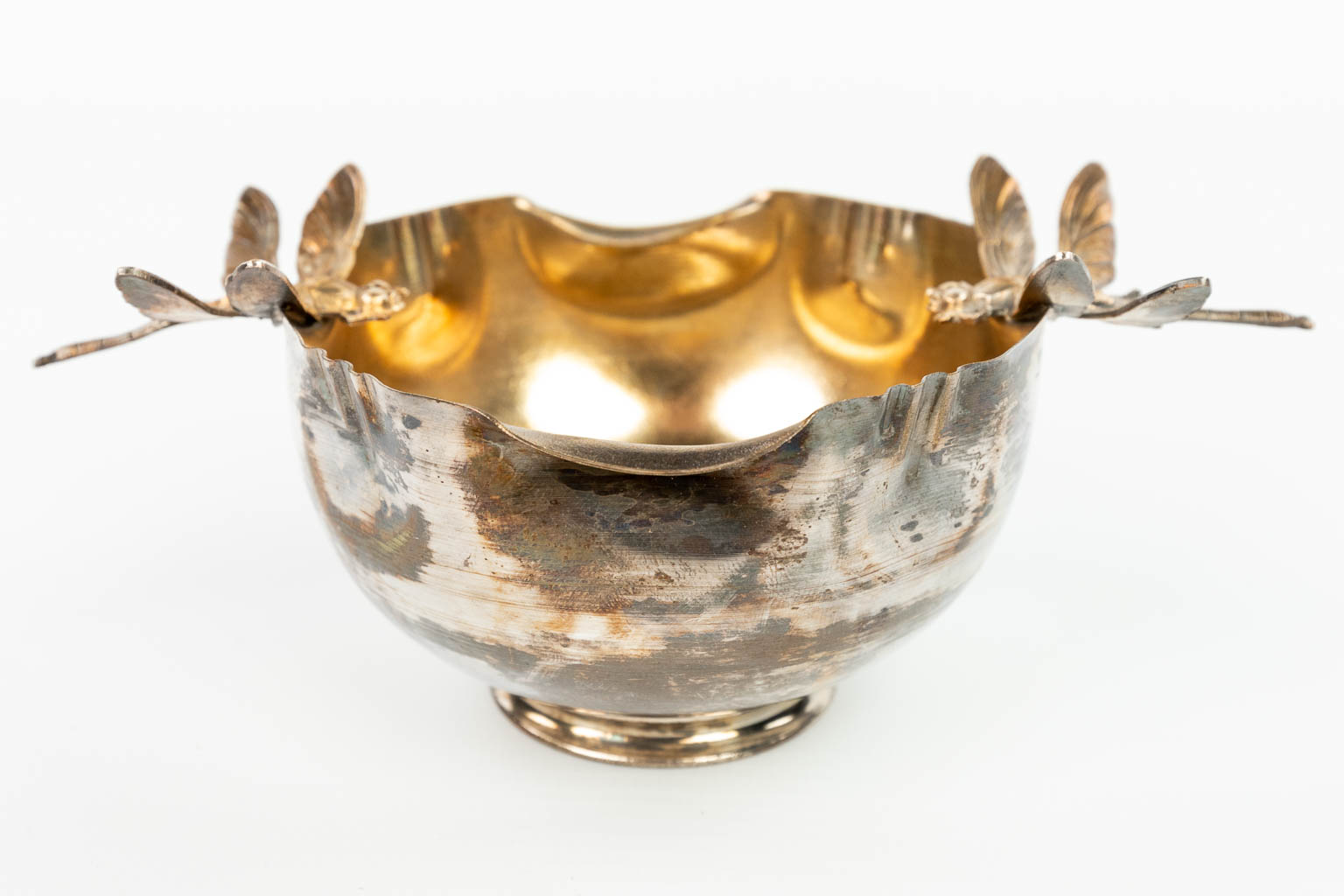 An art nouveau sugar bowl and sugar tong made of gold-plated metal, in the original box. (H:6,5cm)