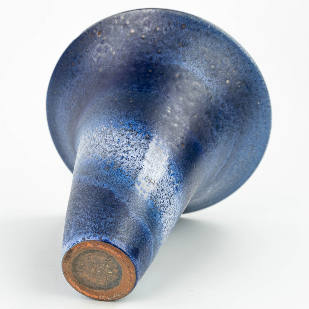 Antonio LAMPECCO (1932-2019) Een trompetvaas gemaakt uit geglazuurde keramiek. (H:21cm)