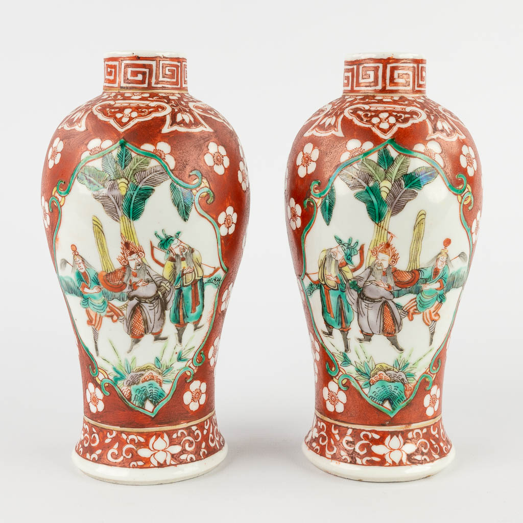 Vijf stuks Chinees porselein, afgewerkt met handgeschilderde decors. 19de/20ste eeuw. (H:19 x D:9 cm)