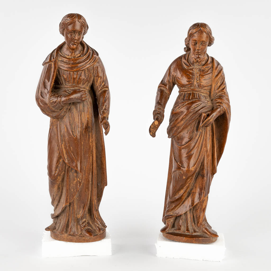 Een paar figuren van Maria en Jozef, houtsculptuur, 17de/18de eeuw. (D:7 x W:8 x H:25 cm)