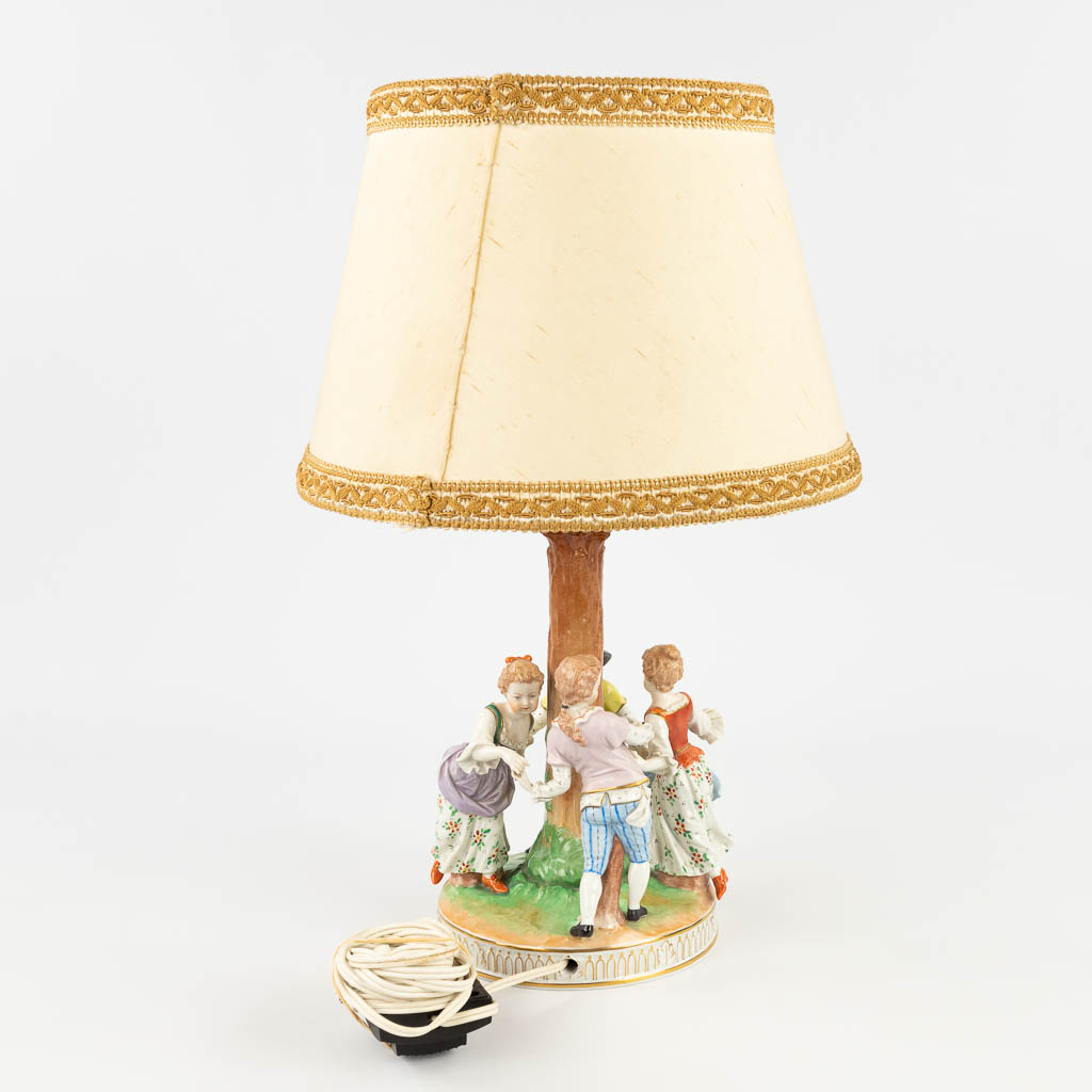 Twee Tafellampen, Duits porselein met dansende kinderen, handgeschilderd decor. 20ste eeuw. (H:47 cm)
