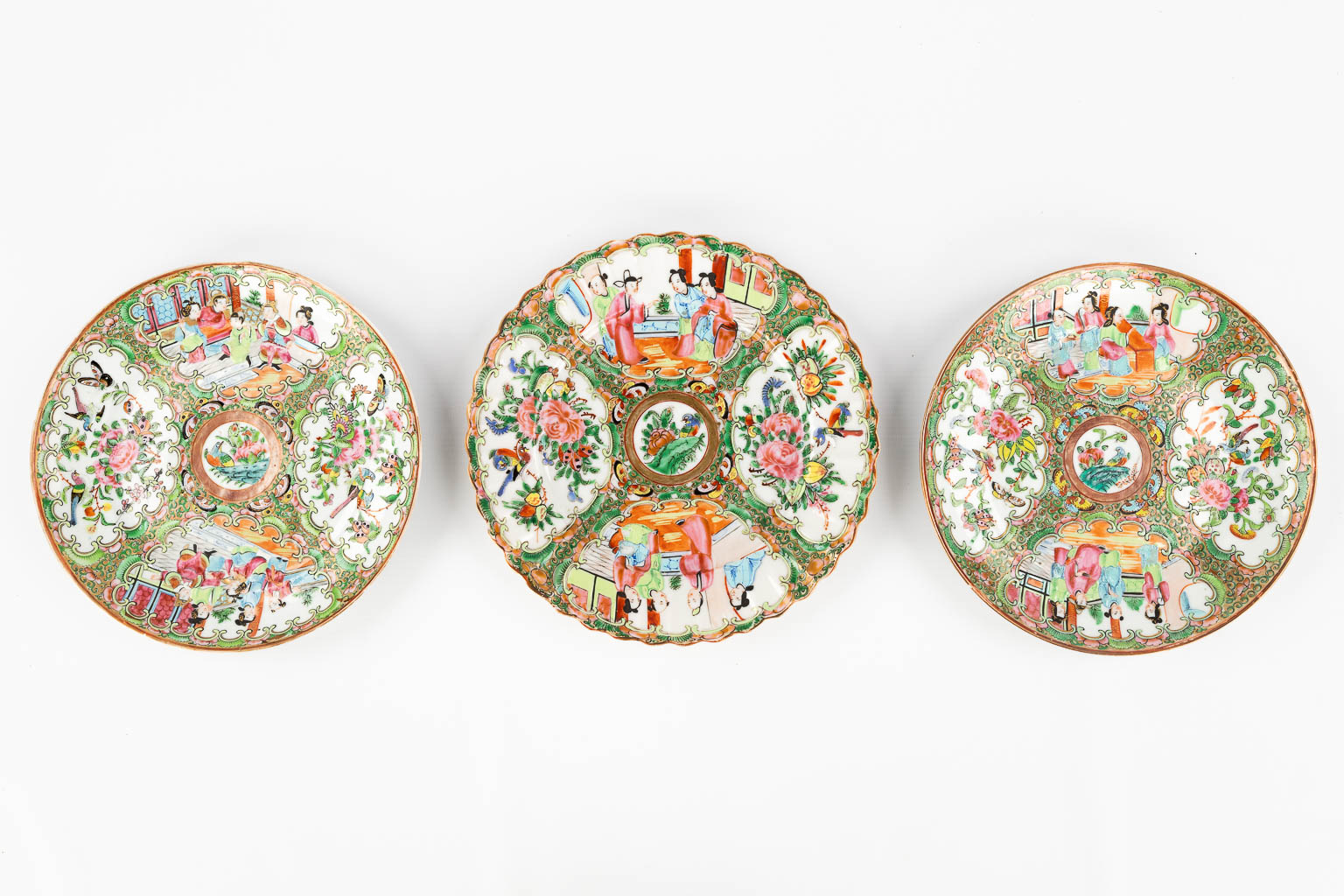 Een collectie van 6 stuks Chinees Kanton porselein, met een theekan, 3 borden en een schaal. 19de/20ste eeuw. (L: 12,5 x W: 18 x