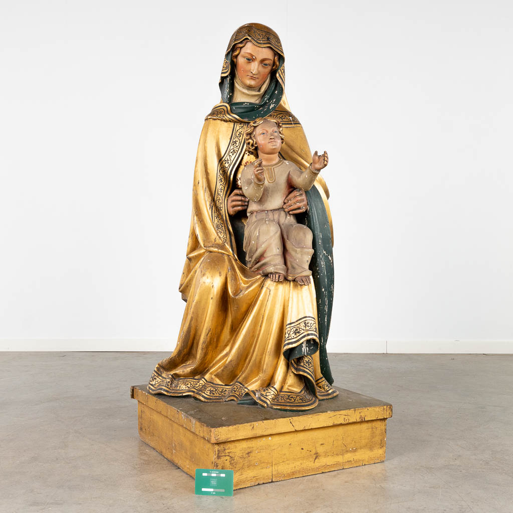 Een antieke houtsculptuur van Sint-Anna met kind, verguld en polychromie. 18de/19de eeuw. (D:51 x W:58 x H:118 cm)