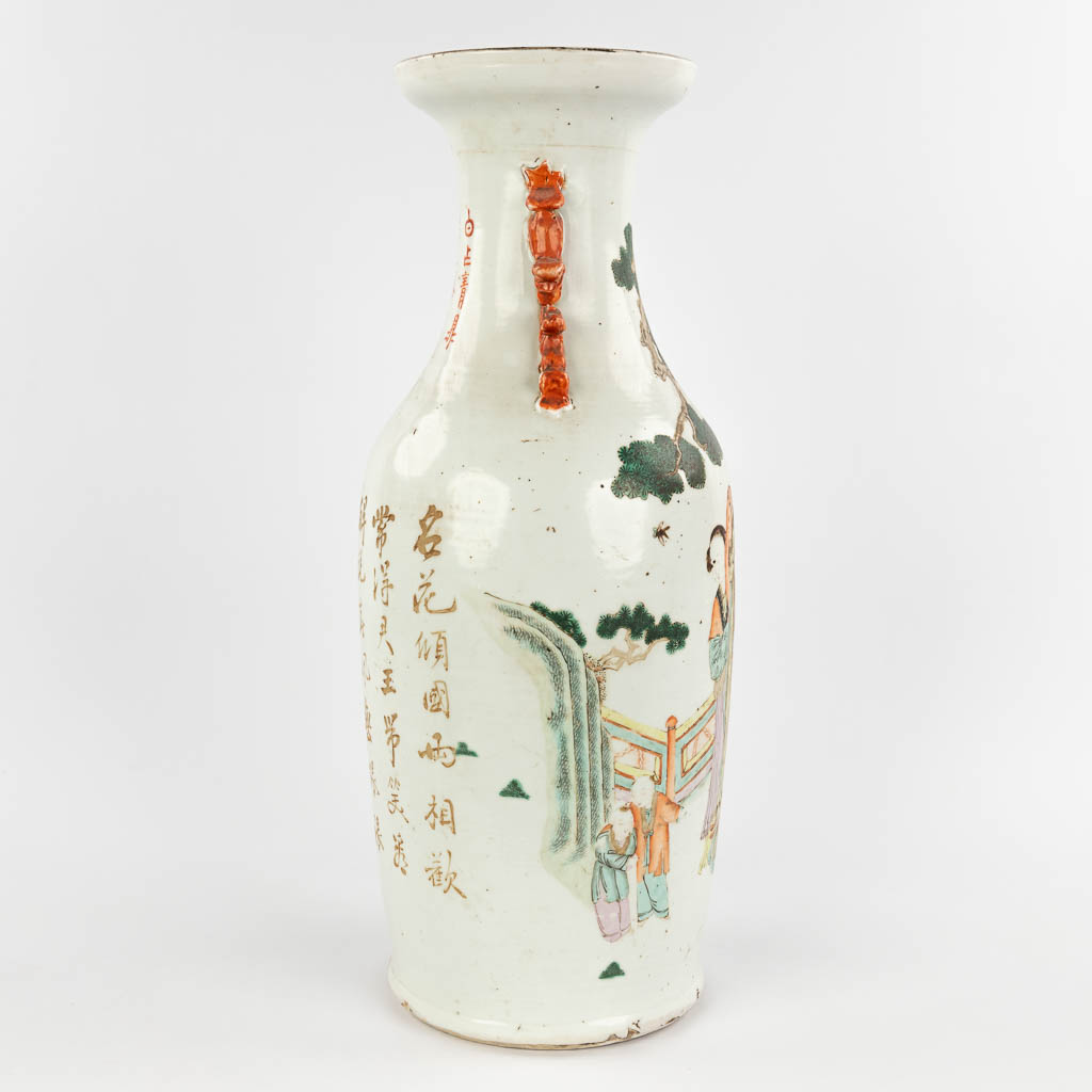 Een Chinese vaas met decor van dames in de tuin. 19de eeuw. (H:60,5 x D:23 cm)