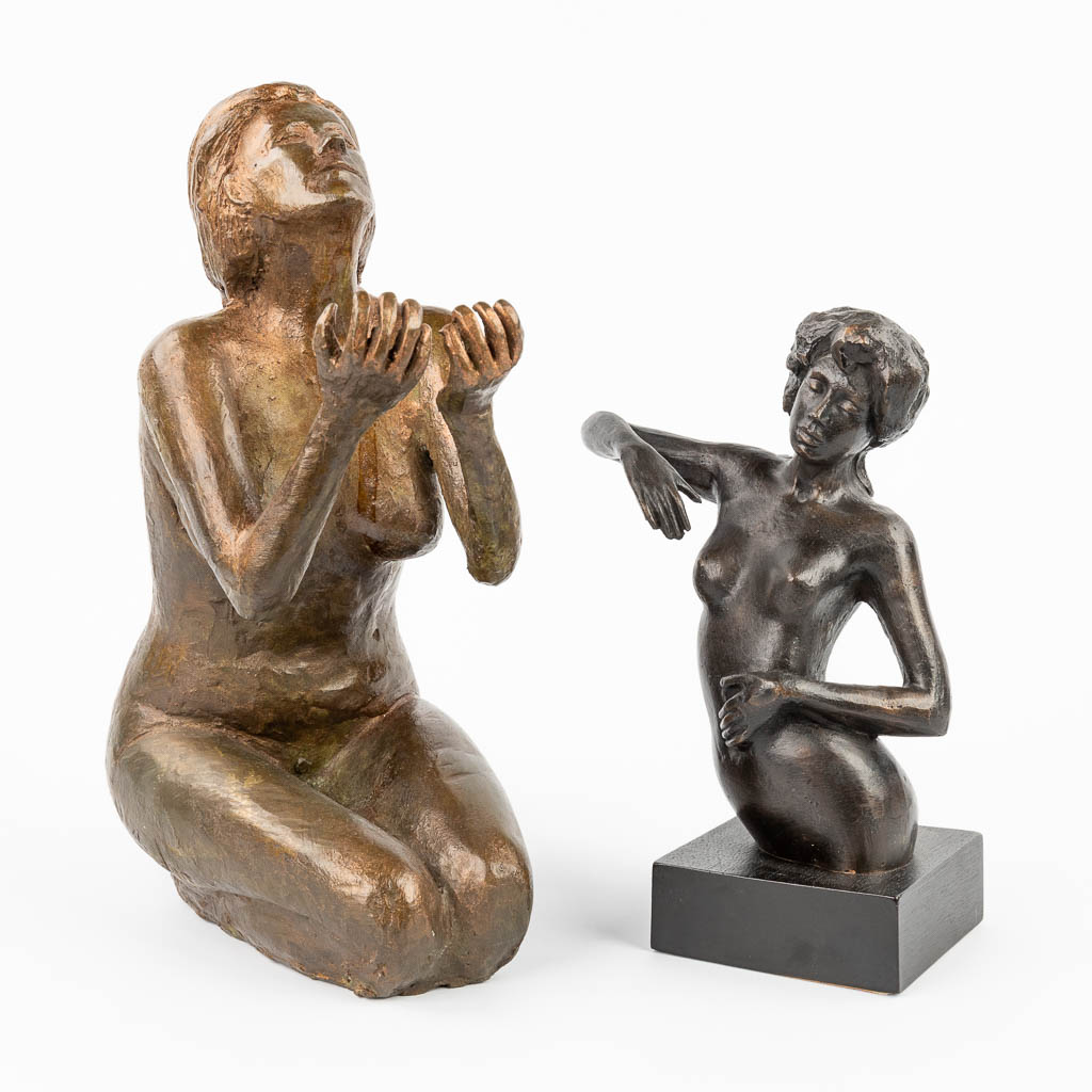  A collection of 2 bronze statues of female figurines.  (H:36 cm)