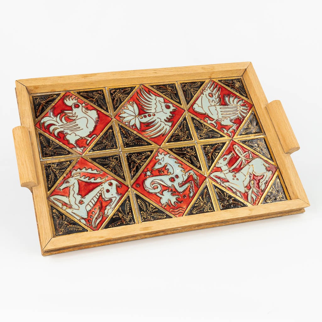Een dienblad gemaakt uit keramische tegels met dierenfiguren, Perignem, periode 1950. 
