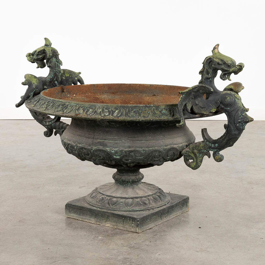 A antique and large garden vase, cast-iron, decorated with dragon handles. (D:63 x W:85 x H:54 cm)