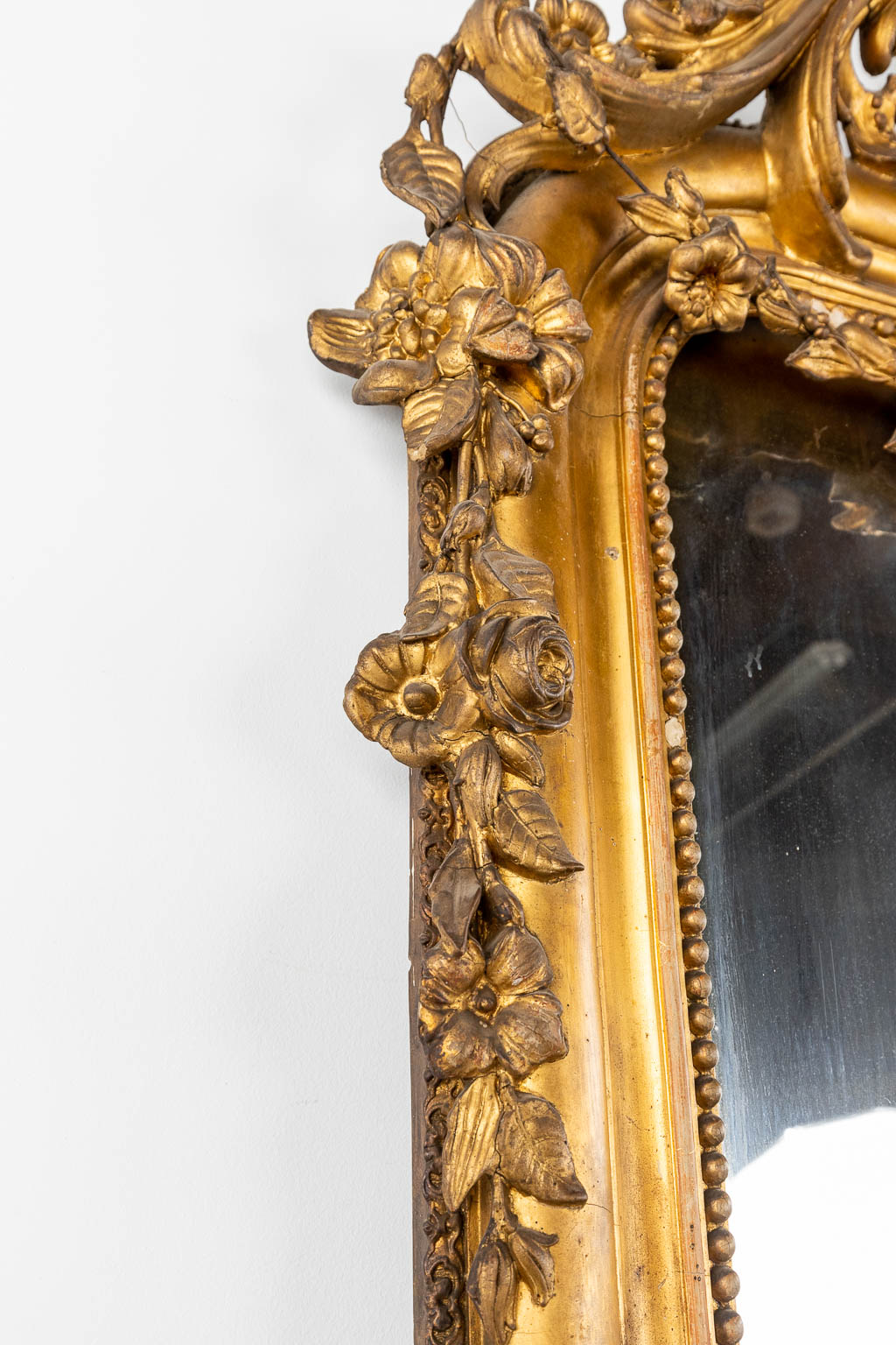 Een grote en antieke schouwspiegel, vergulde stucco in Lodewijk XV stijl. 19de eeuw. (W:130 x H:238 cm)