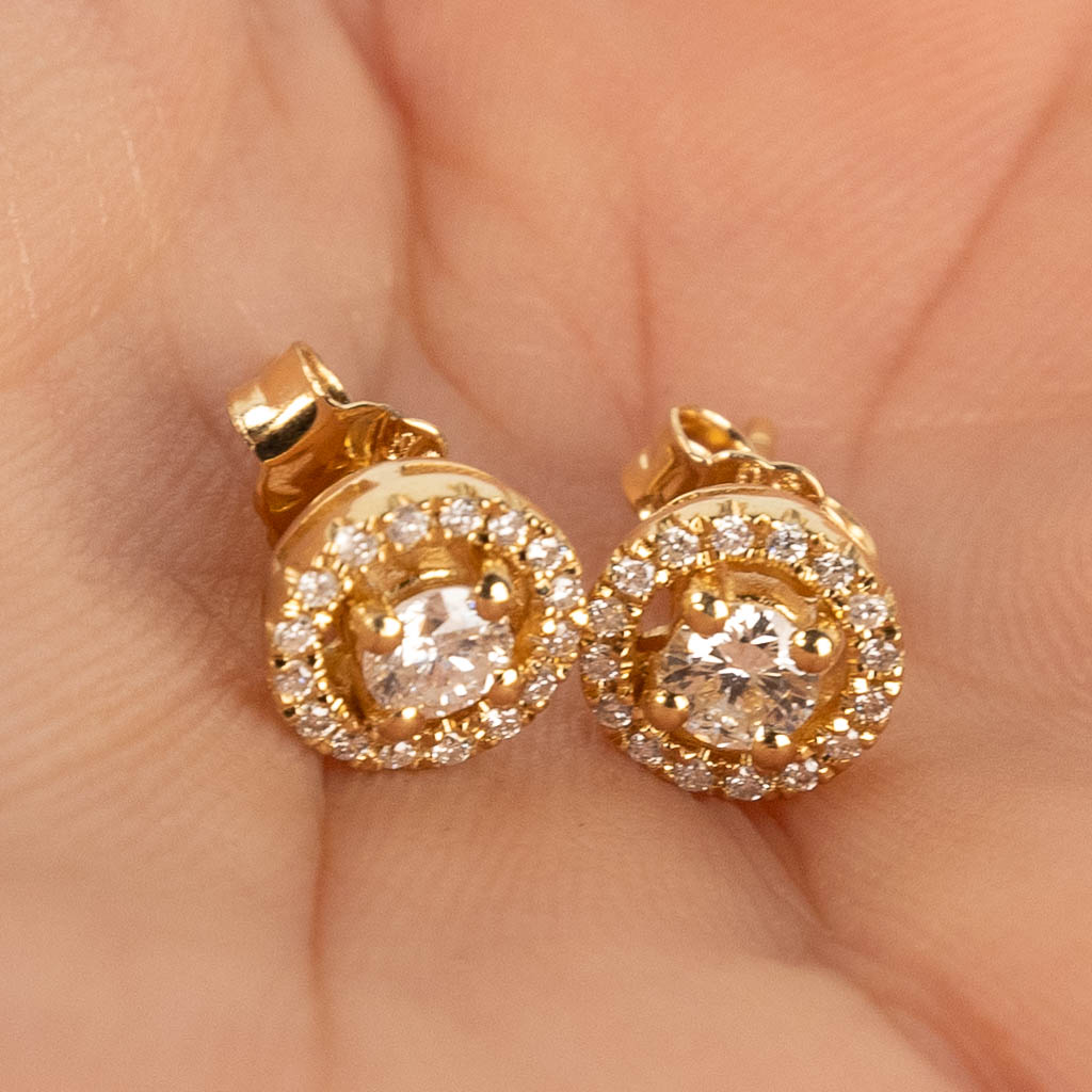 Een paar oorbellen, 18kt geel goud met diamanten, ongeveer 0,49ct.