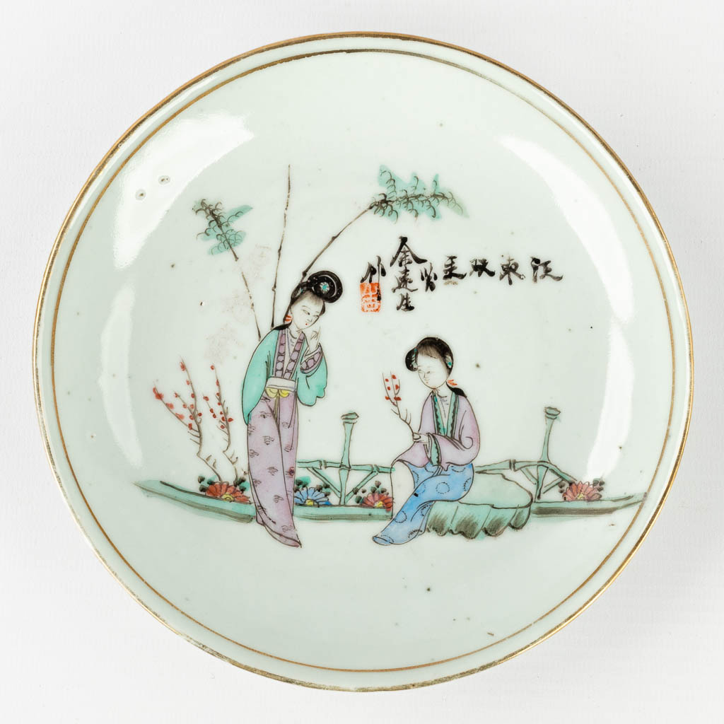 A set of 12 Chinese Famille rose display plates, decorated with ladies. 19th/20th C. (D: 17,5 cm)