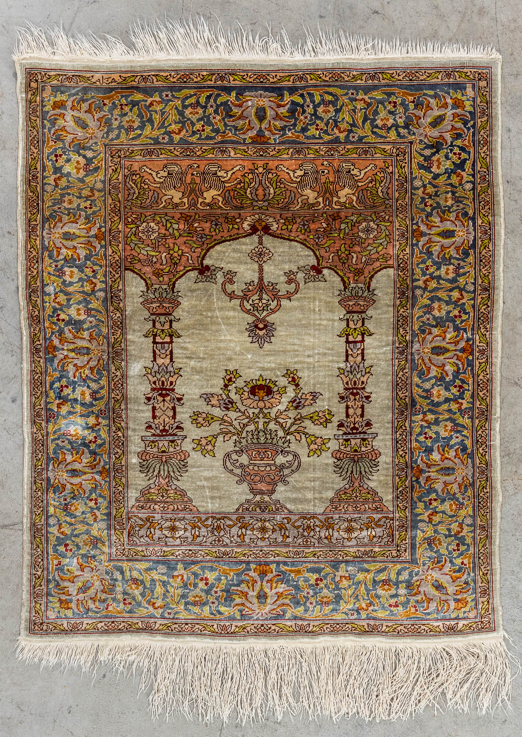 Een Oosters handgeknoopt tapijt gemaakt uit zijde, Hereke. (72 x 59 cm) 