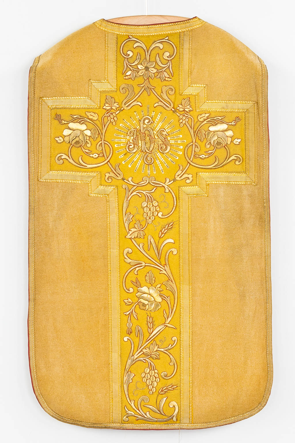 Een Koorkap en twee Romeinse Kazuifels, dik goudbrokaat borduurwerk en afbeelding van De Heilige Familie.