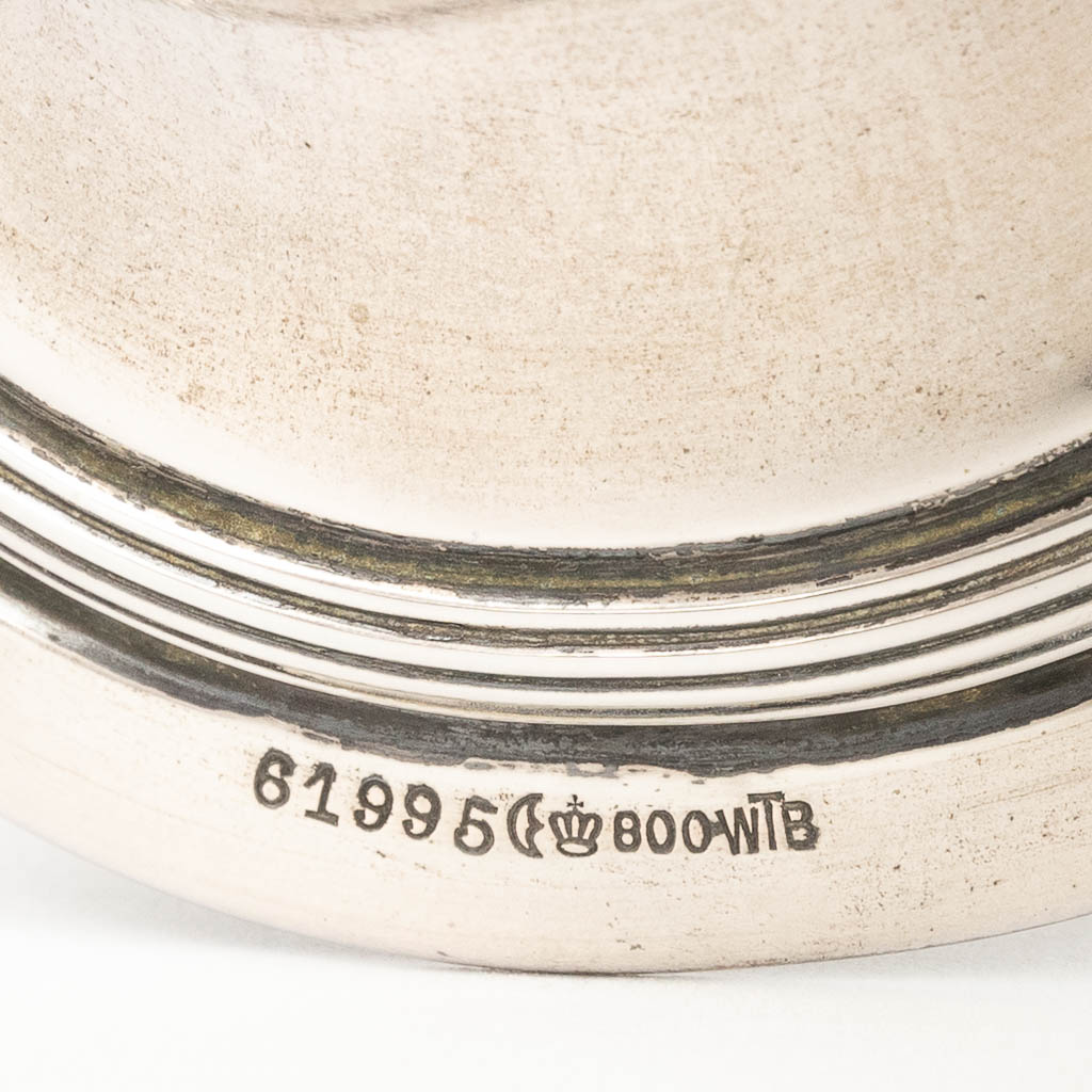 Een paar vazen gemaakt uit zilver, gemerkt 800. Gemaakt in Duitsland. 693g. 20ste eeuw. (H:31 x D:15,5 cm)