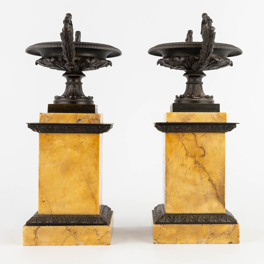 A pair of tazza, bronze mounted on yellow marble. Neoclassical, circa 1900. (D:13,5 x W:19,5 x H:30,5 cm)