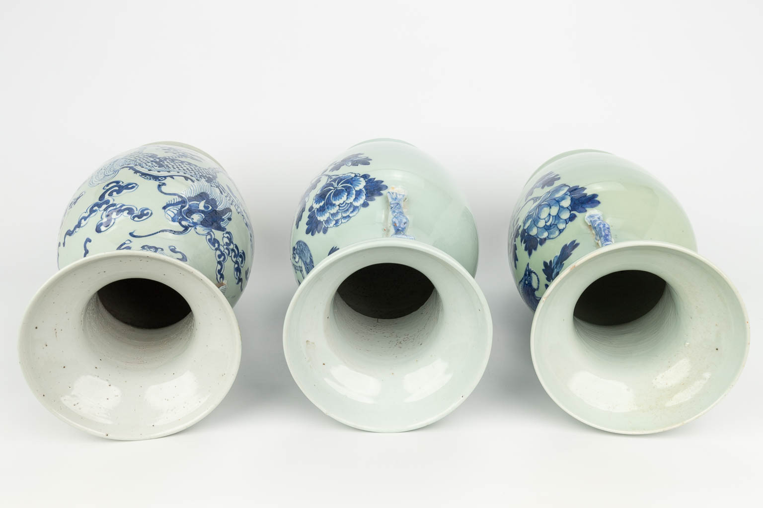 Een collectie van 3 vazen gemaakt uit Chinees porselein met blauw-wit decor. (H:42cm)